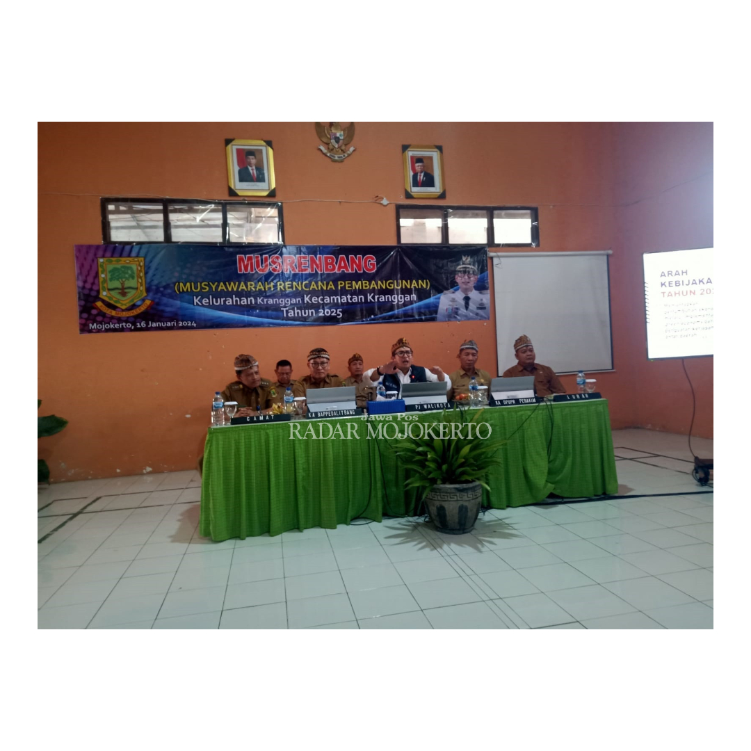 TAMPUNG USULAN: Pj Wali Kota Mojokerto Moh. Ali Kuncoro saat membuka musrenbang di Kantor Kelurahan Kranggan, Kecamatan Kranggan, Selasa (16/1).