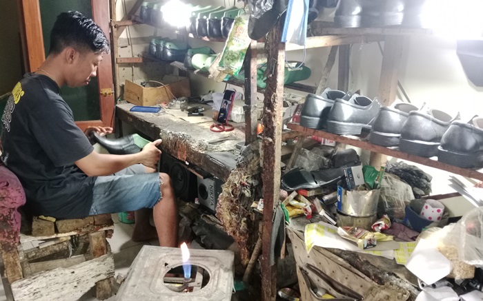 BERTAHAP: Proses membuat kerajinan sepatu pantofel berbahan kulit sapi di Dusun Genengan, Desa Banjaragung, Kecamatan Puri, Kabupaten Mojokerto. (foto: Nur Hidayatul for Radar Mojokerto)