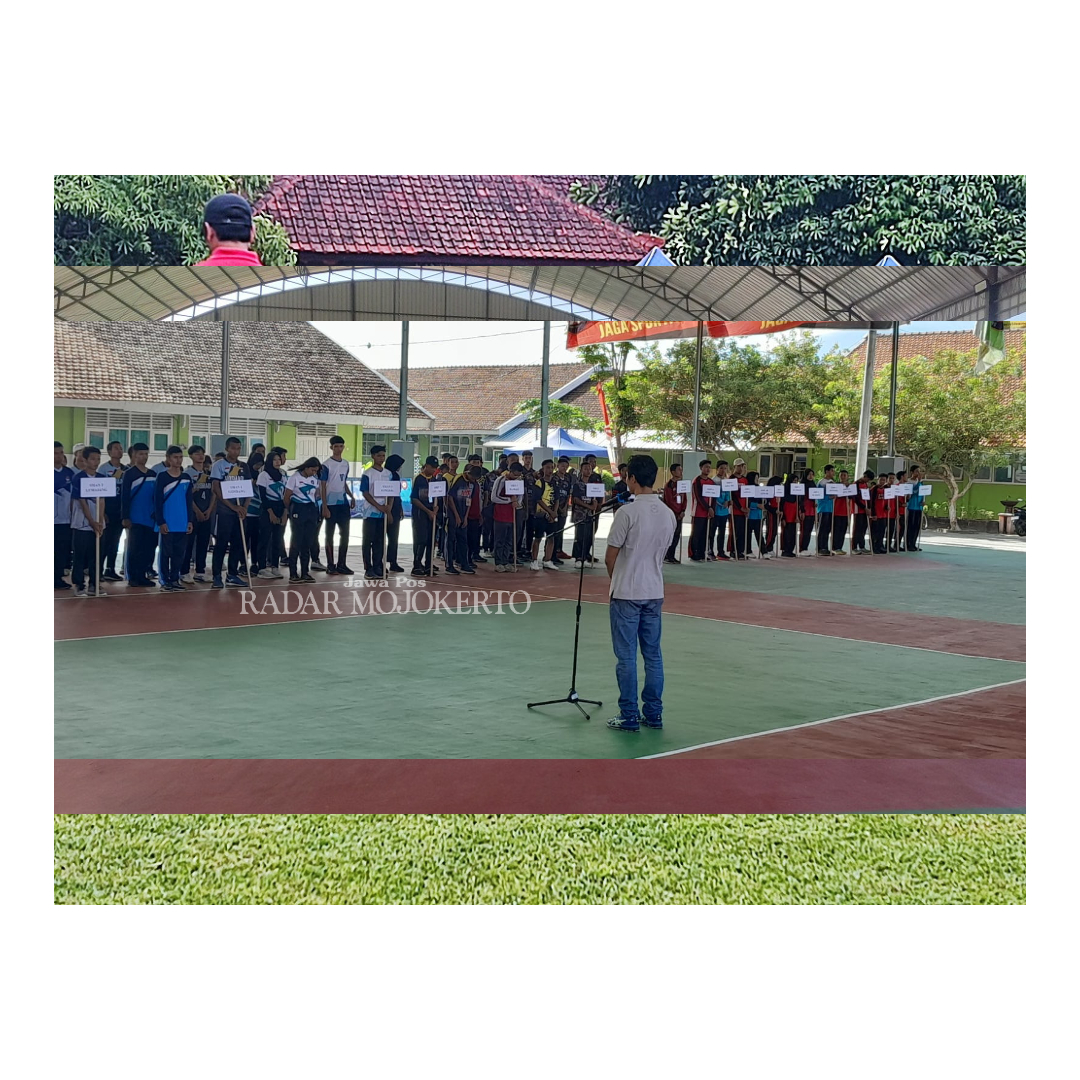 DIBUKA: Kejuaraan bola voli Piala Cabdindik Kabupaten-Kota Mojokerto yang digelar SMAN 1 Bangsal diikuti peserta tingkat SMA sederajat dari berbagai daerah di Jawa Timur.