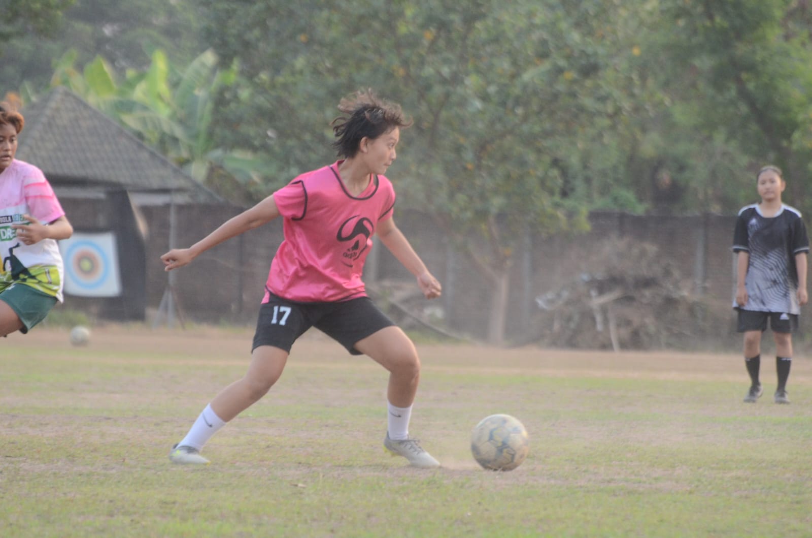 PROYEKSI: Pemain Srikandi Mojopahit FC berlatih di Lapangan Desa Randubango, Kecamatan Mojosari, Kabupaten Mojokerto.