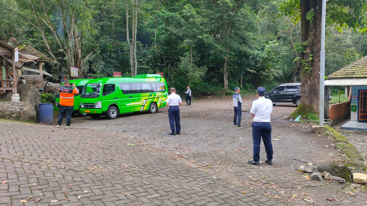 SEGERA MENGASPAL: Dua armada mini bus PO Bagong diuji coba menjajal ruas jalur Mojokerto - Batu yang dikenal curam, Jumat (19/1).