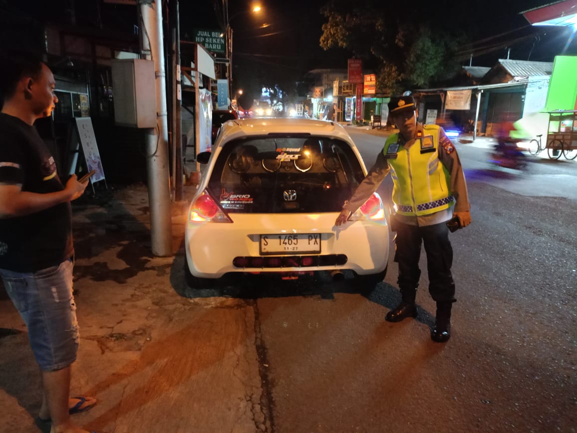 BIKIN BISING: Petugas gabungan menjaring salah satu pengemudi roda empat berknalpot brong untuk diberi sanksi tegas, Minggu (21/1) dini hari.
