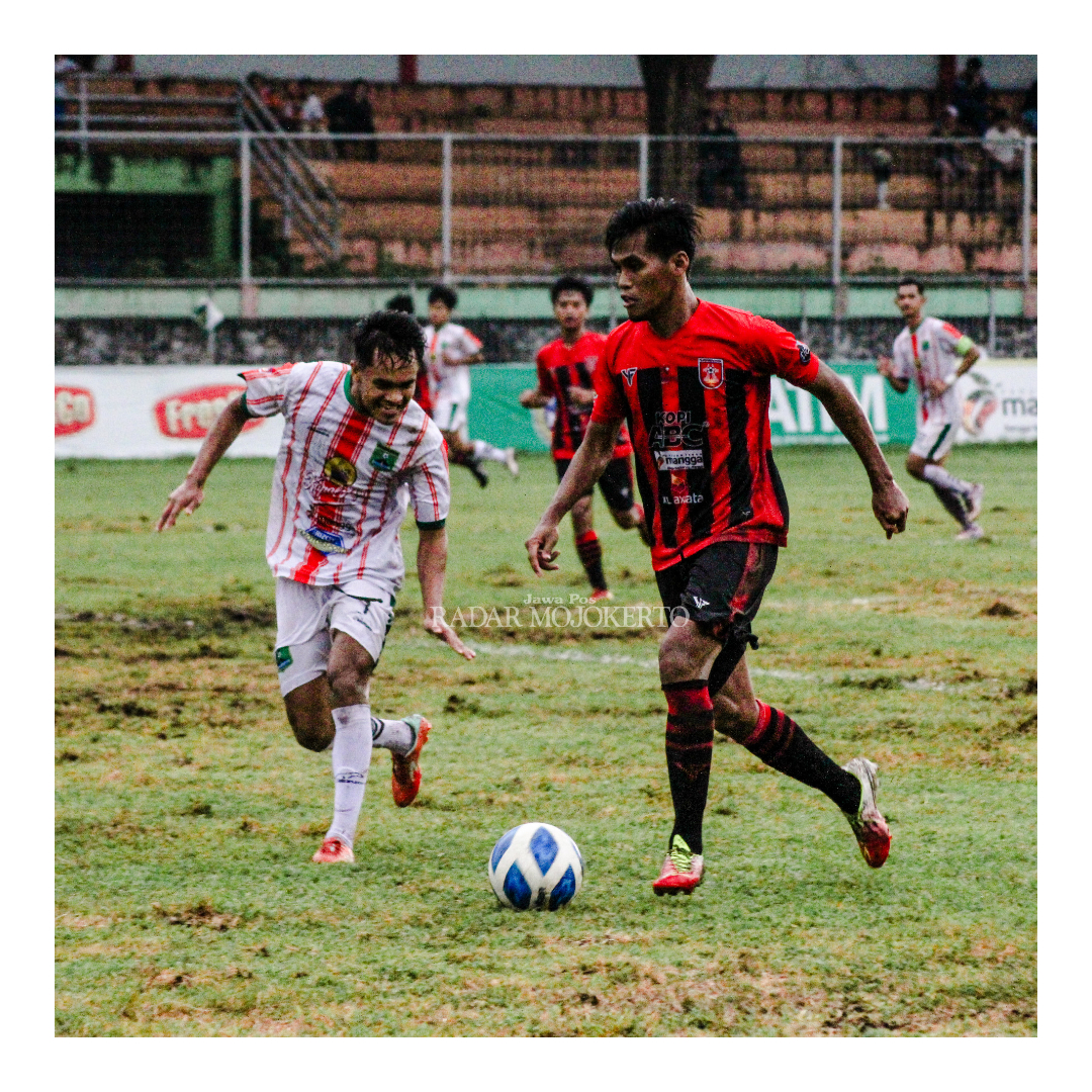 DIEVALUASI: Pertandingan PSMP menghadapi Persekabpas Pasuruan dalam laga terakhir grup HH babak 16 besar Liga 3 Jatim di Stadion R. Soedarsono, Pasuruan, Senin (22/1).