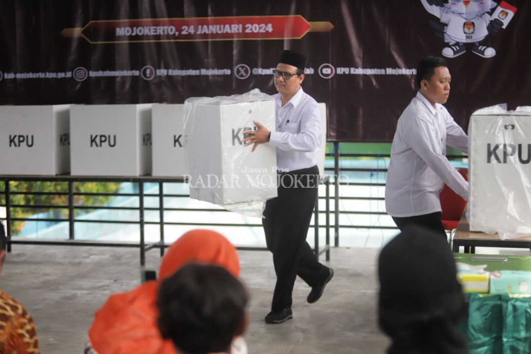 SIMULASI: Petugas menata kotak suara saat simulasi pencoblosan Pemilu 2024 di Desa Pulorejo, Kecamatan Dawarblandong, Kabupaten Mojokertl, Rabu (24/1).