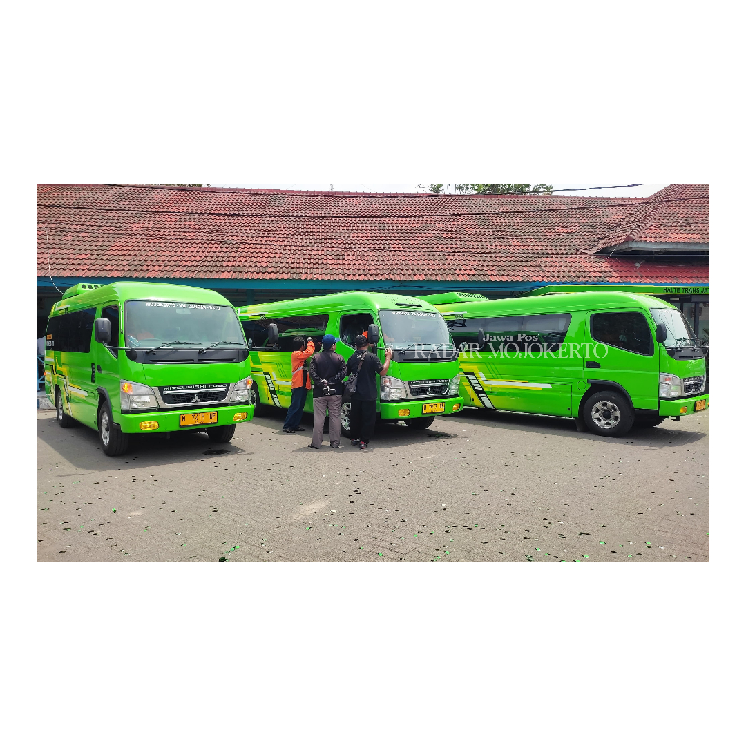MULAI BEROPERASI: Angkutan AKDP trayek Mojokerto - Batu mulai beroperasi setelah diresmikan di Terminal Kertajaya, Kota Mojokerto, Rabu (24/1).