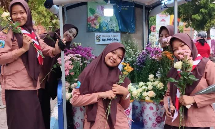 DIGANDERUNGI: Kaum milenial membeli bunga self reward di Jalan Jenderal Sudirman, Kelurahan Jagalan, Kecamatan Kranggan, Kabupaten Mojokerto. (foto: Dhani Bagus Ramadhan for Radar Mojokerto)