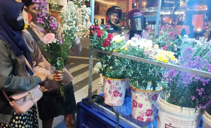 TREN: Pembeli memilih bunga di lapak penjual di Jalan Jenderal Sudirman, Kelurahan Jagalan, Kecamatan Kranggan, Kabupaten Mojokerto. (foto: Dhani Bagus Ramadhan for Radar Mojokerto)