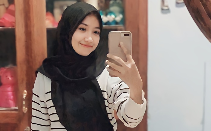 KLASIK: Nida Aliyah, mahasiswa Universitas Negeri Surabaya berpose mengenakan kardigan stripe berwarna monokrom. (foto: Nida Aliyah for Radar Mojokerto)