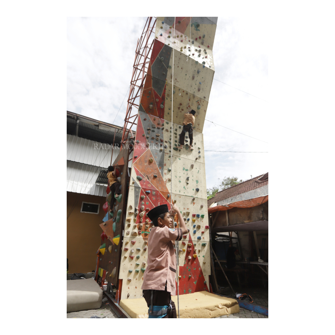 SARANA OLAHRAGA: Sejumlah pelajar berlatih panjat tebing di arena wall di halaman GOR Indoor Gelora Ahmad Yani, Kota Mojokerto.