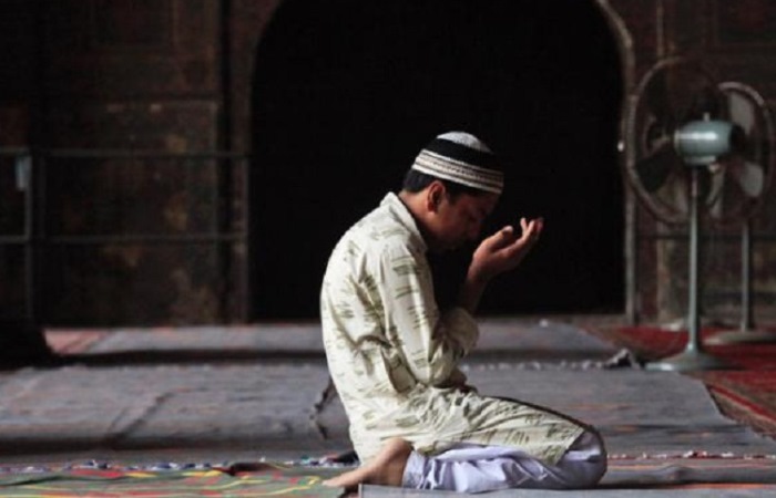 KHUSYUK: Seseorang berdoa dengan menundukkan kepala di dalam sebuah masjid. (foto: dok internet)