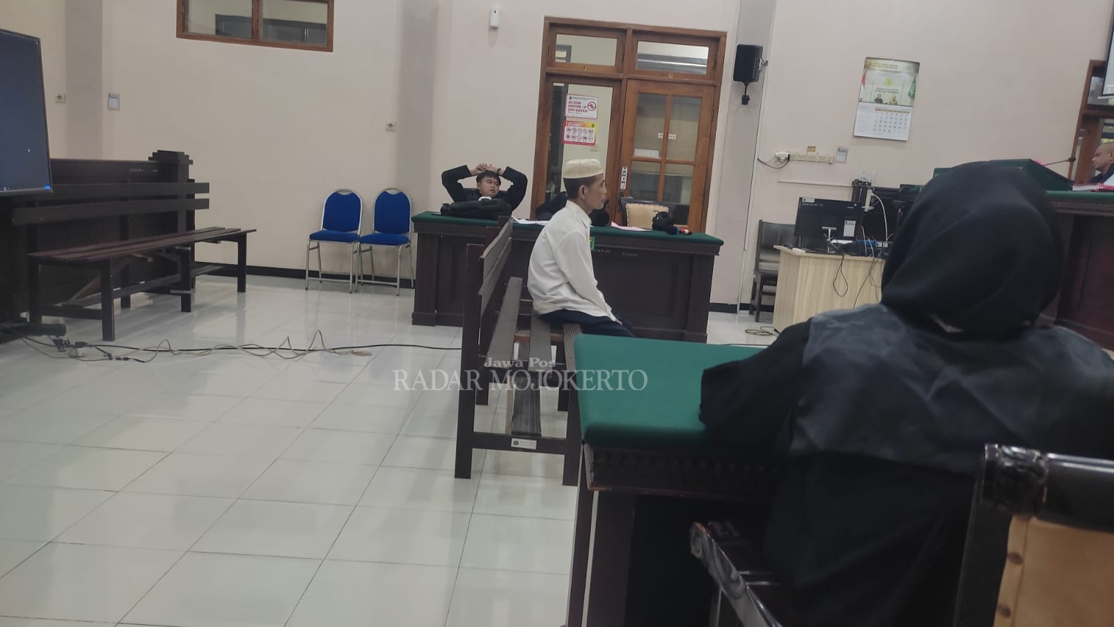 MEJA HIJAU: Peradilan SL, 58, terdakwa kasus persetubuhan anak kandung, di Pengadilan Negeri Mojokerto telah menginjak tahap tuntutan.