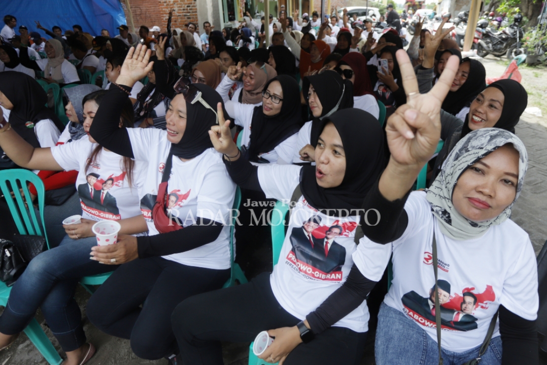 RIANG GEMBIRA: Relawan Mojopahit Prabowo-Gibran mantap memilih paslon nomor urut dua saat 14 Februari mendatang.