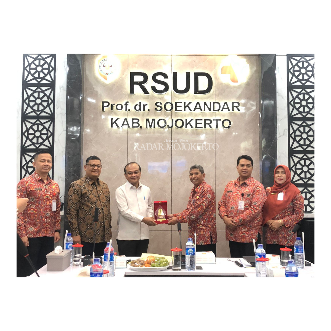 BERBOBOT: Direktur RSUD Prof dr Soekandar dr Djalu Naskutub menyerahkan cenderamata kepada Sekretaris Anggota Wantimpres Agung Laksono, Prof. Ganjar Razuni usai diskusi.
