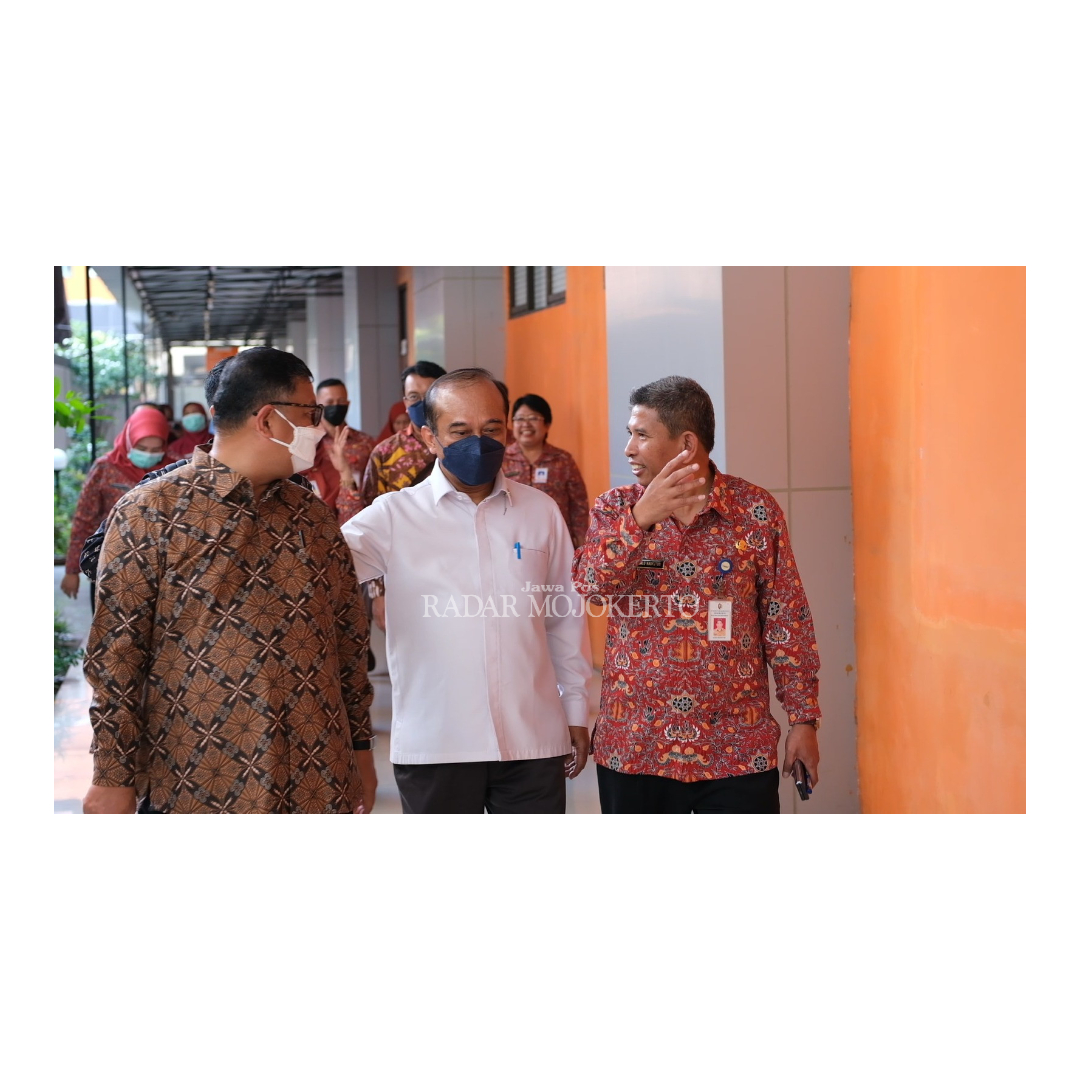 KUNJUNGAN: Sekretaris Anggota Wantimpres Agung Laksono, Prof. Ganjar Razuni dan rombongannya menilik kondisi layanan dan fasilitas kesehatan di RSUD Prof dr Soekandar, Kamis (25/1).