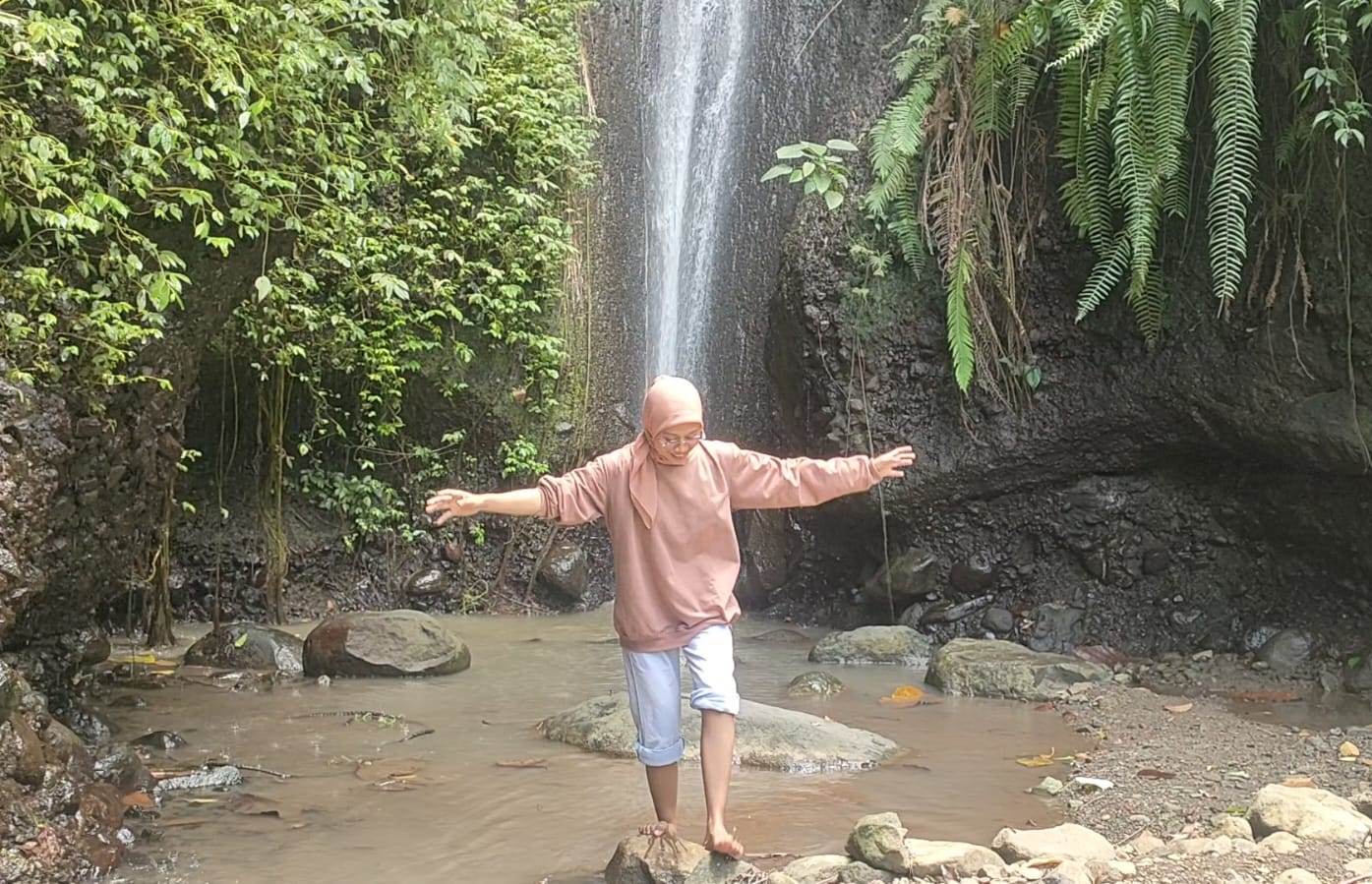 SEJUK: Pengunjung menikmati keindahan Air Terjun Cebol, di Dusun Tangkep, Desa Jatijejer, Kecamatan Trawas, Kabupaten Mojokerto. (foto: Mibakhul Ulum for Radar Mojokerto)