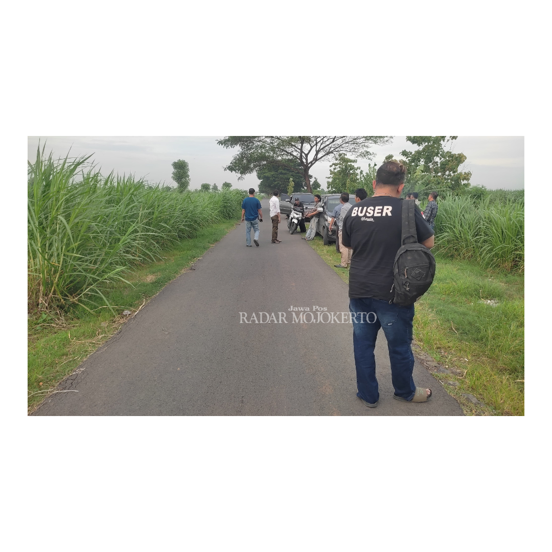 CEK LOKASI: Petugas Satreskrim Polres Mojokerto mengecek ruas jalan perbatasan antara Desa Bejijong, Kecamatan Trowulan, dengan Desa Murukan, Kecamatan Mojoagung, Jombang, Selasa (23/1) sore.
