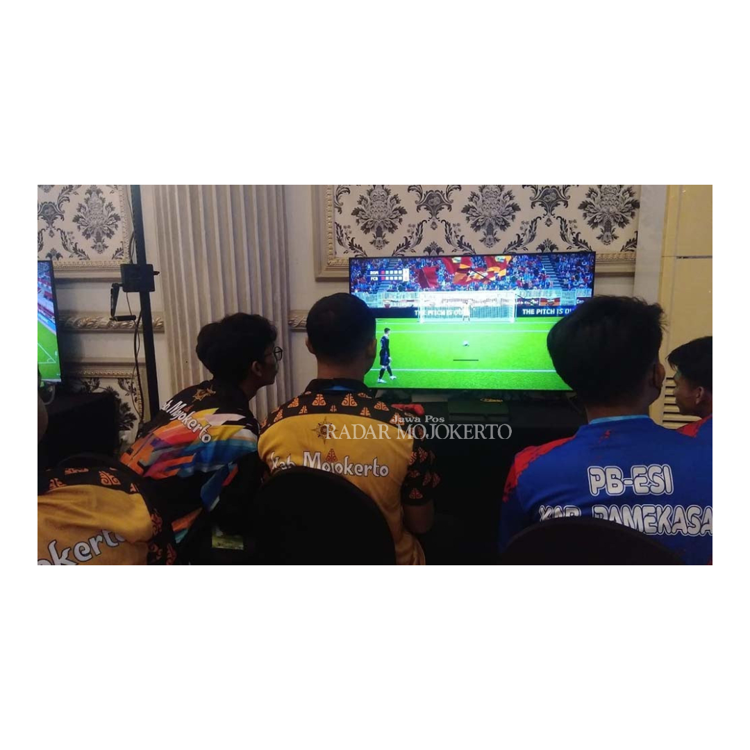 BERLAGA: Atlet esport Kabupaten Mojokerto bertanding pada ajang Porprov VIII Jatim 2023 di Hotel Raden Wijaya, Kota Mojokerto, September tahun lalu.