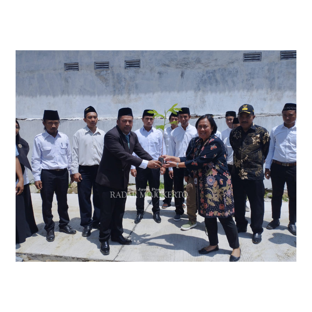 AKTIF: Anggota KPPS di Desa Pulorejo Kecamatan Dawarblandong mempraktekkan proses pemungutan dan penghitungan suara saat simulasi, Rabu (24/1).