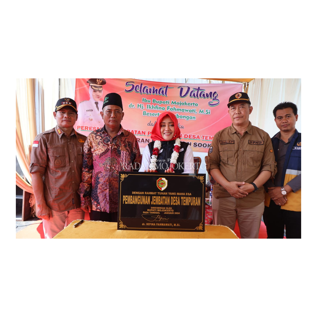 BERMANFAAT: Bupati Mojokerto Ikfina Fahmawati meresmikan jembatan pertanian Desa Tempuran, Kecamatan Sooko, sebagai wujud komitmen penanggulangan banjir, Jumat (26/1).