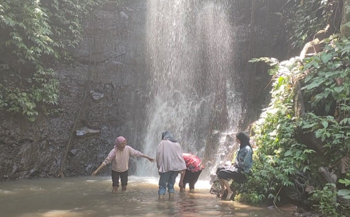 HEALING: Sejumlah wisatawan menikmati panorama Air Terjun Sangga Toya, di Dusun Bulak kunci, Desa Nogosari, Kecamatan Pacet, Kabupaten Mojokerto. (foto: Misbakhul Ulum for Radar Majapahit)