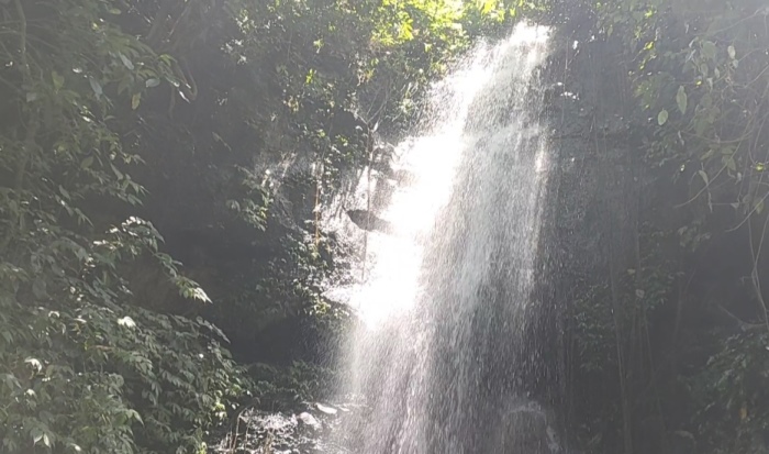 MENGALIR DERAS: Air Terjun Sangga Toya di Dusun Bulak Kunci, Desa Nogosari, Kecamatan Pacet, Kabupaten Mojokerto cocok menjadi tujuan wisata pecinta alam. (foto: Misbakhul Ulum for Radar Majapahit)