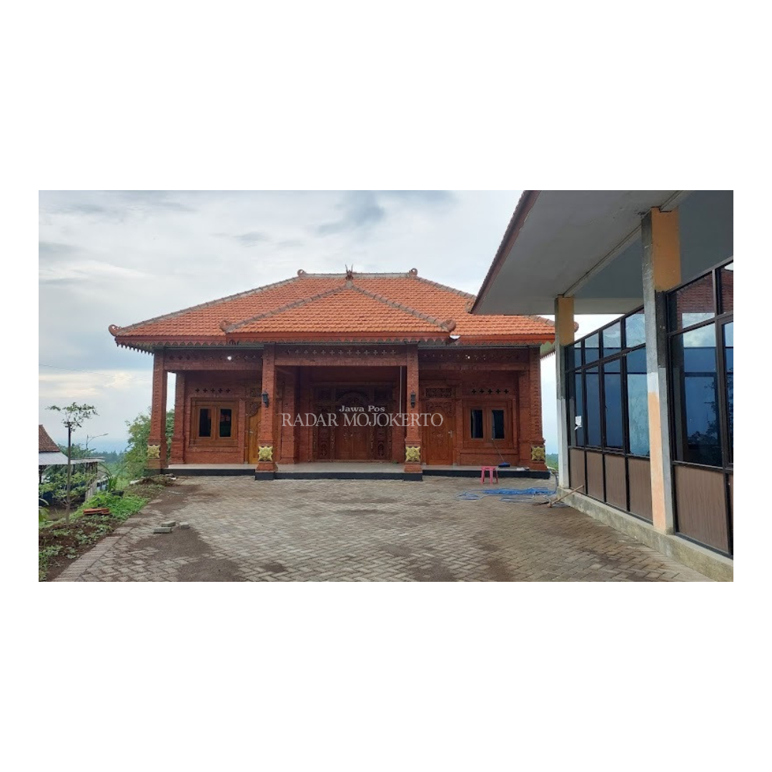 KHAS: Gedung pelayanan Balai Desa Nogosari, Kecamatan Pacet, yang dibangun bertema Majapahitan.