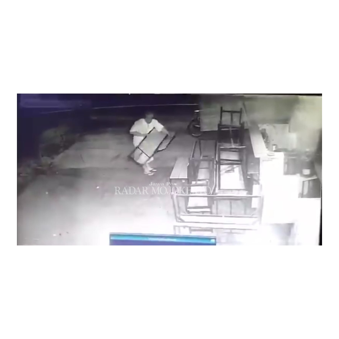 MISTERIUS: Pria bersarung terekam CCTV tengah beraksi mencuri bangku warkop di Desa Pesanggrahan, Kecamatan Kutorejo, Kabupaten Mojokerto, Rabu (24/1).