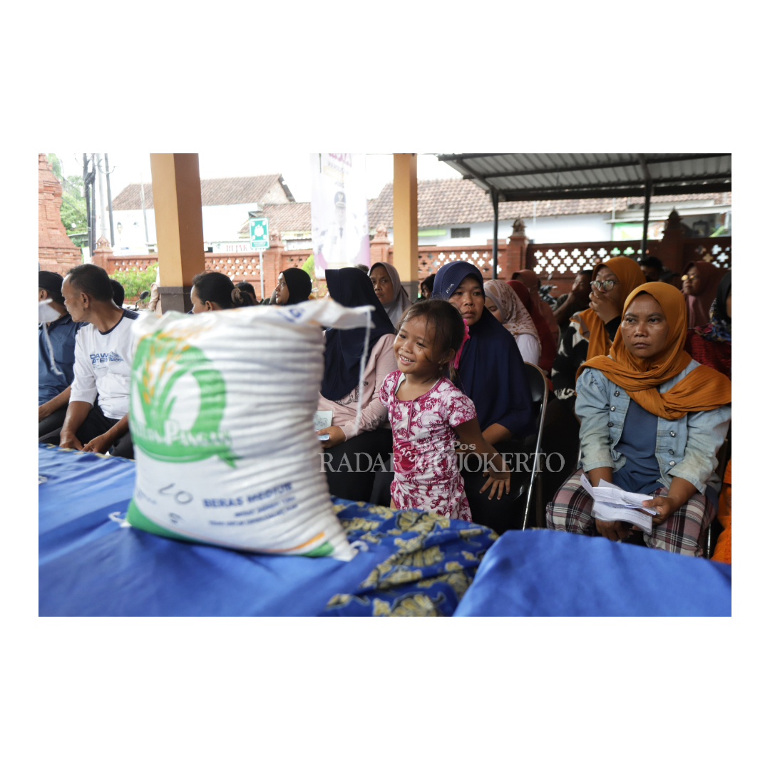 BANTALAN SOSIAL: Keluarga Penerima Manfaat (KPM) menerima penyaluran bantuan pangan beras 10 kg di kantor Kelurahan Blooto, Kecamatan Prajurit Kulon, Kota Mojokerto, kemarin.