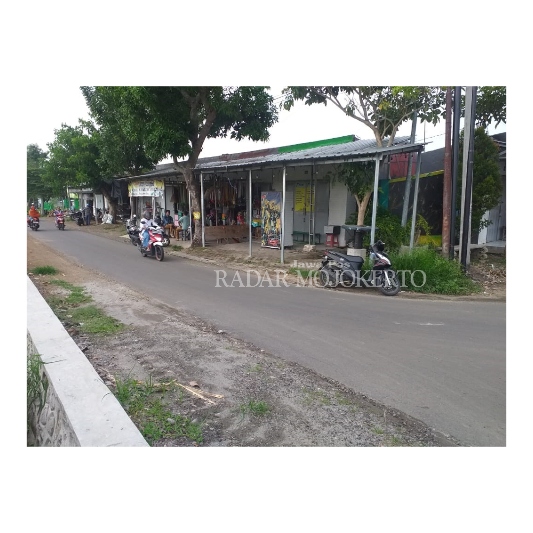 BERGELIAT: Warga menjajakan barang dagangannya di deretan kios yang mengitari lapangan Desa Kenanten.