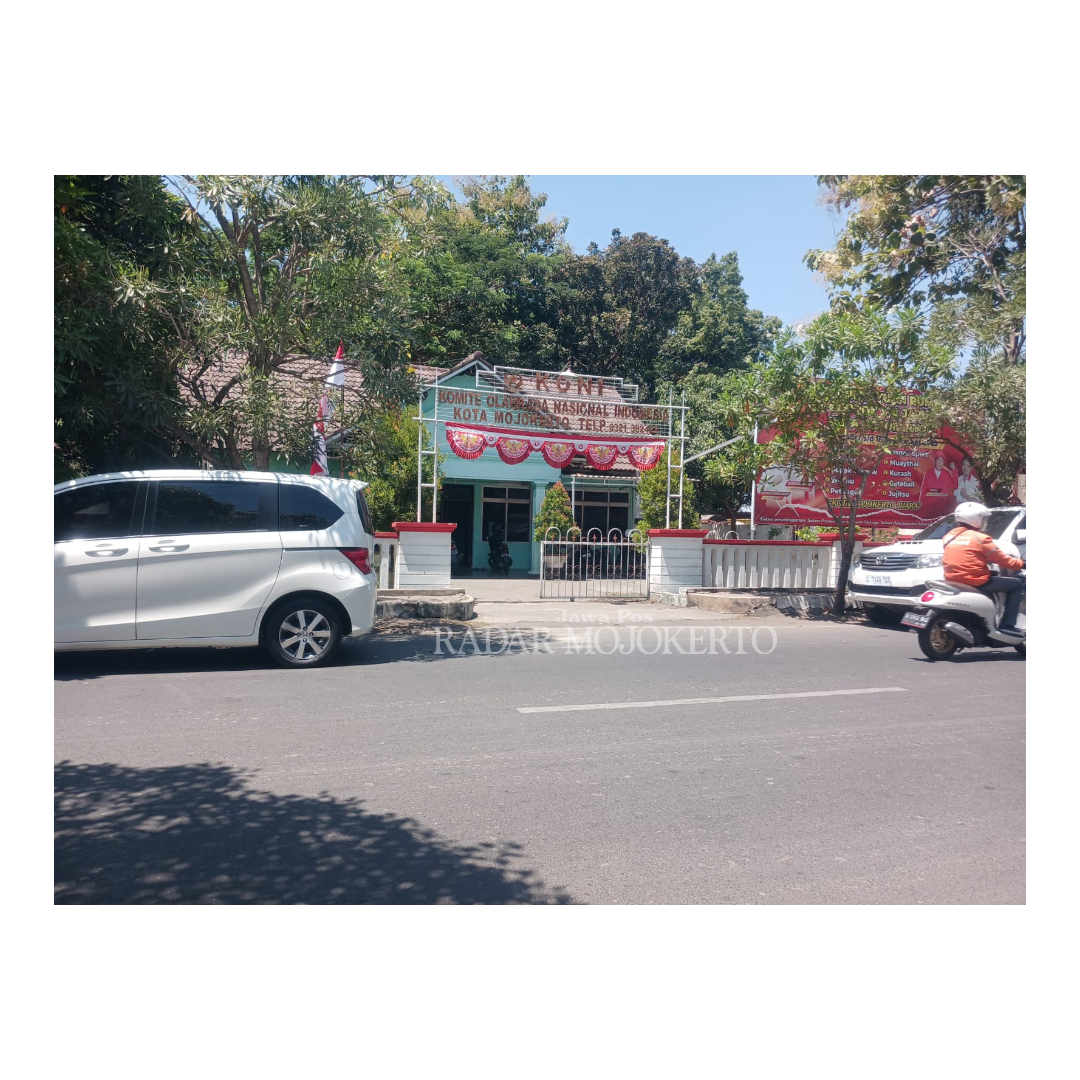 INDUK OLAHRAGA: Kantor KONI Kota Mojokerto di Jalan Ronggo Lawe, samping Gelora Ahmad Yani. Semua cabor yang mengajukan dana pembinaan disetujui dengan besaran berdasar kebutuhan dan prestasi.