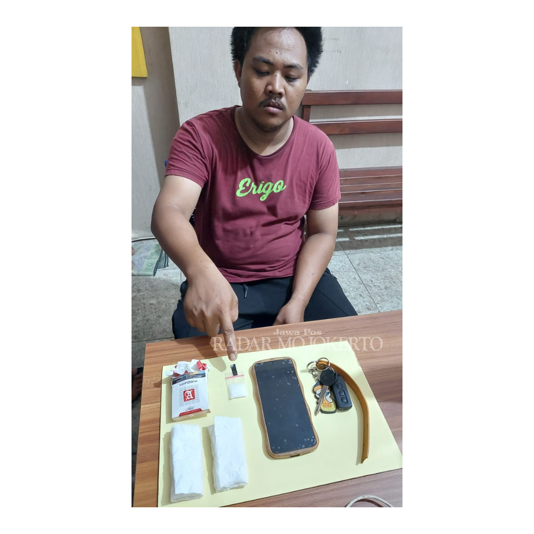 DIAMANKAN: Pelaku beserta barang bukti telah diamankan petugas di Mapolsek Trawas untuk diselidiki lebih lanjut.