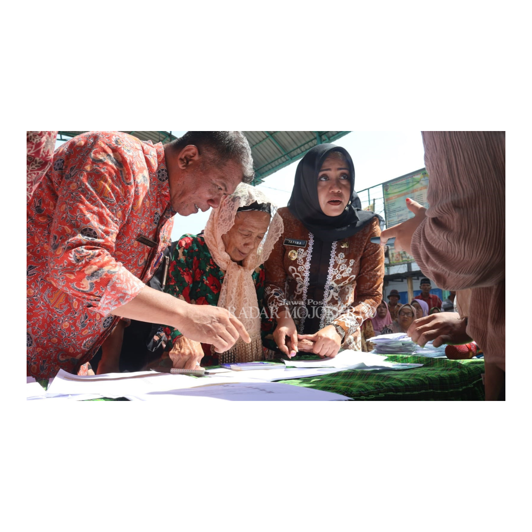 PANTAU LANGSUNG: Bupati Mojokerto Ikfina Fahmawati turun ke Desa Ngabar, Kecamatan Jetis, untuk memantau penyaluran bantuan pangan, kemarin (1/2).
