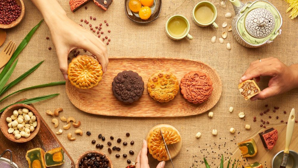 LEZAT: Makanan manis khas Imlek yang menyerupai pia dan berisi pasta kacang merah. (foto dok. Kemenparekraf)