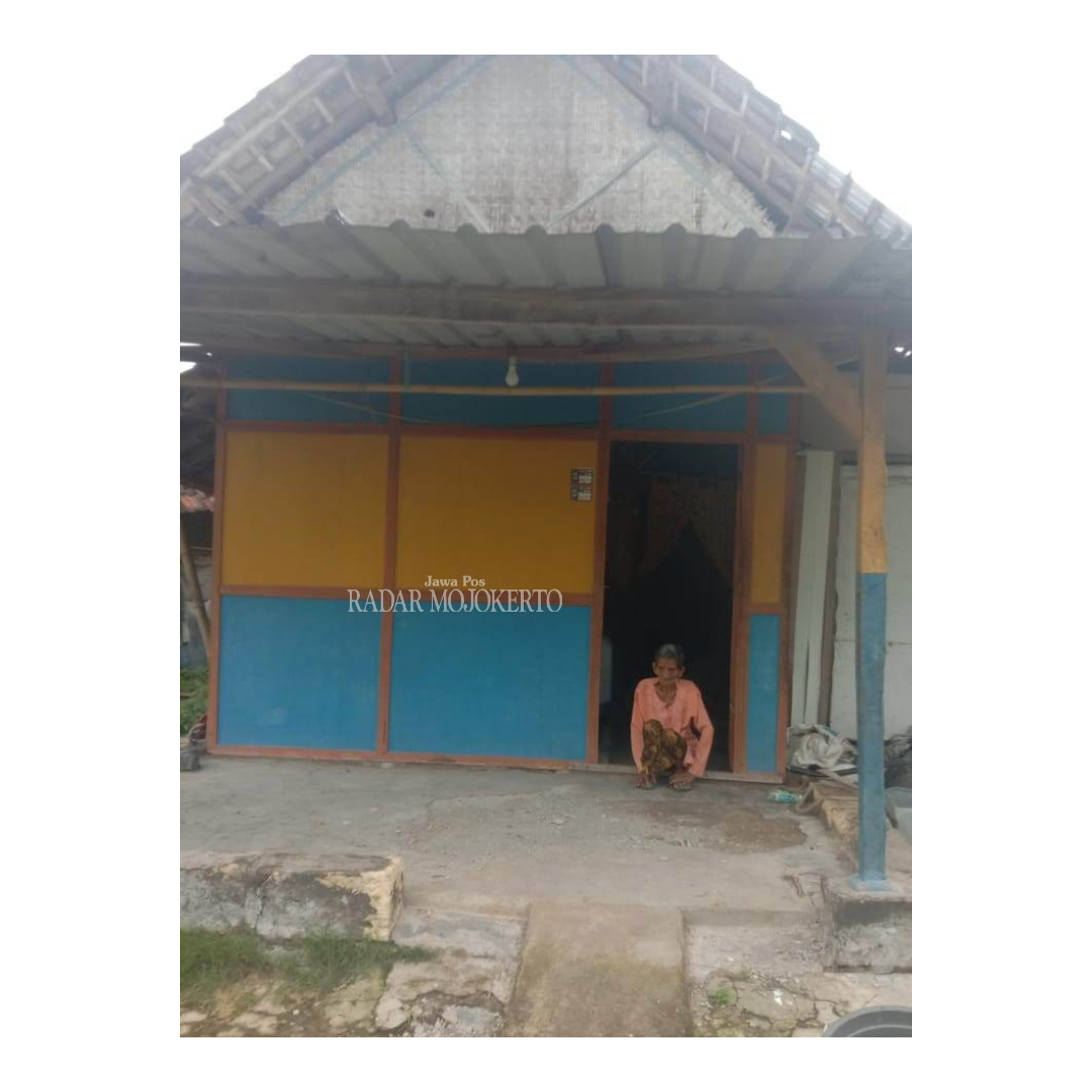 LUPUT TERIMA BANTUAN: Seorang lansia di Desa Lakardowo, Kecamatan Jetis tidak menjadi salah satu penerima bantuan pangan beras dari pemerintah.