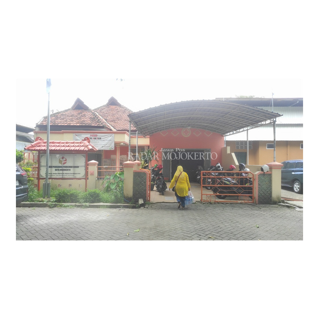 KESEMPATAN: Suasana Kantor Bawaslu Kota Mojokerto saat 14 personel Panwascam Kranggan Kota Mojokerto dimintai klarifikasi atas keputusan mundur, Rabu (2/2).
