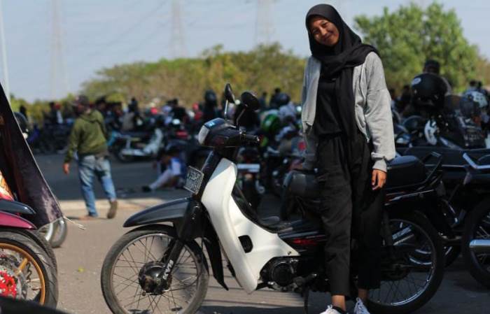 MENGASPAL: Pecinta motor modifikasi, Diajeng Maharani, saat menghadiri event komunitas di Gor Joko Samudro Gresik. (foto: Diajeng Maharani dok for Radar Mojokerto)