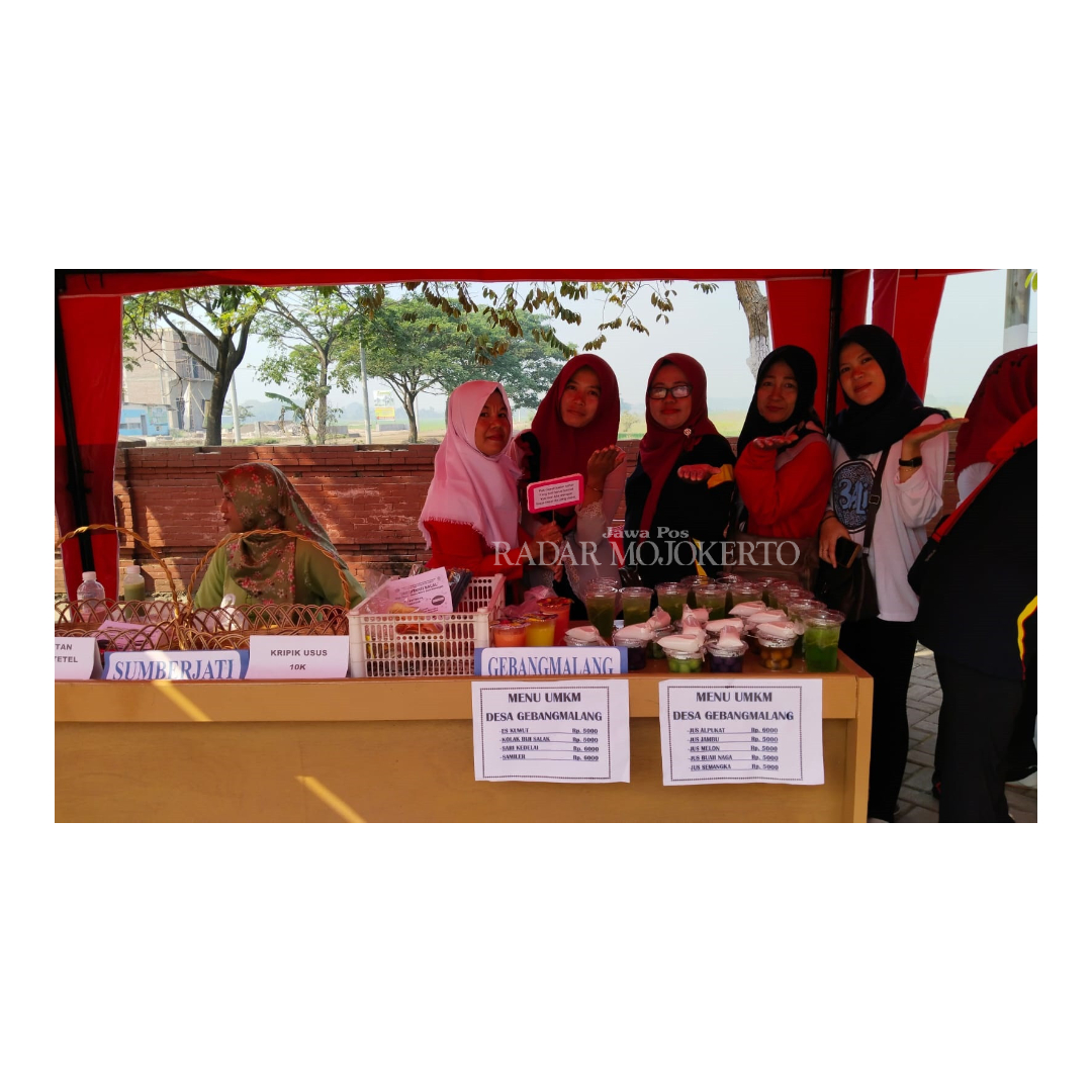 TERBAIK: Kepala Desa Gebangmalang Yeni Rahmawati menerima penghargaan desa dengan agen layanan pembayaran transaksi pajak daerah terbanyak se-Kabupaten Mojokerto, akhir tahun lalu.