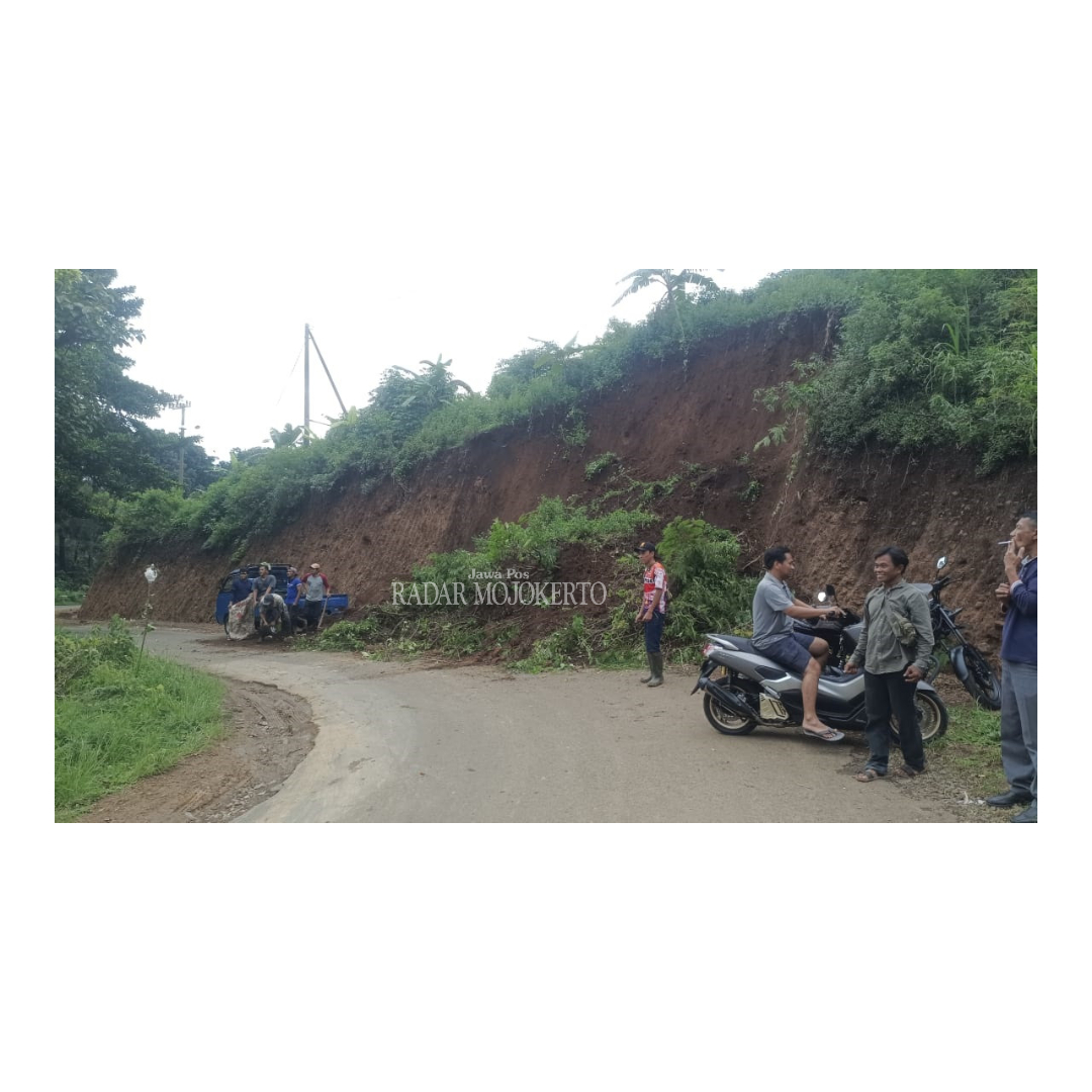 TERSENDAT: Relawan bersiap mengevakuasi material longsor di Desa Cembor, Kecamatan Pacet, Kabupaten Mojokerto, Jumat (2/1).