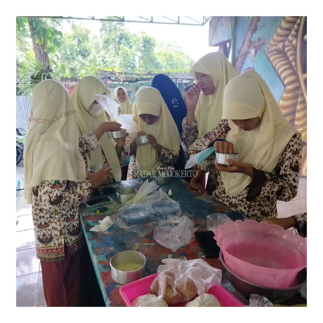 SEMARAK: Kepala SMPN 6 Mojokerto Widayatiningsih memamerkan hasil produk P5 yang dibuat siswa.