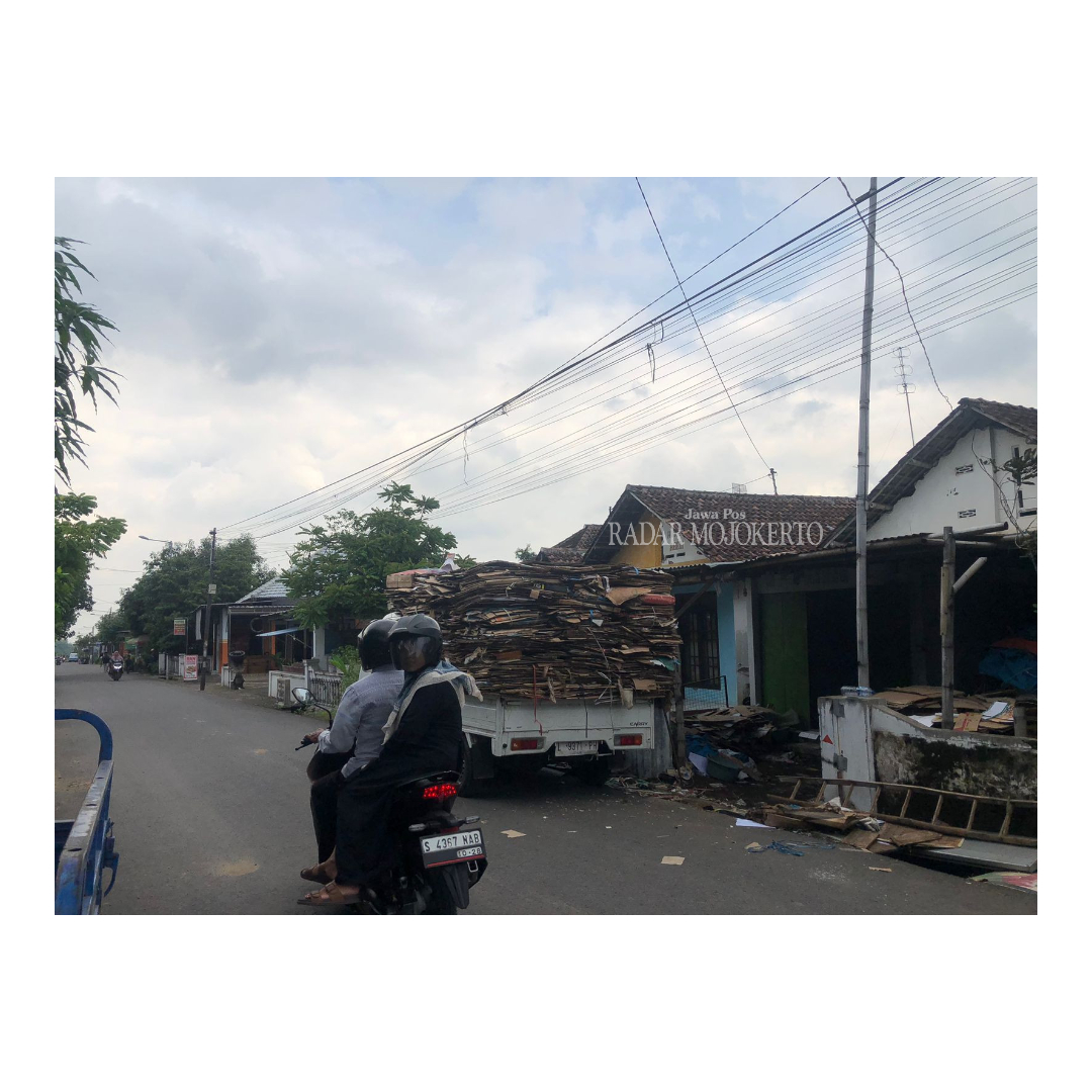 MERATA: Mayoritas warga Desa Talok merupakan pengepul barang rongsokan. Pemdes berencana membangun sentra pasar loak untuk kebangkitan ekonomi desa.