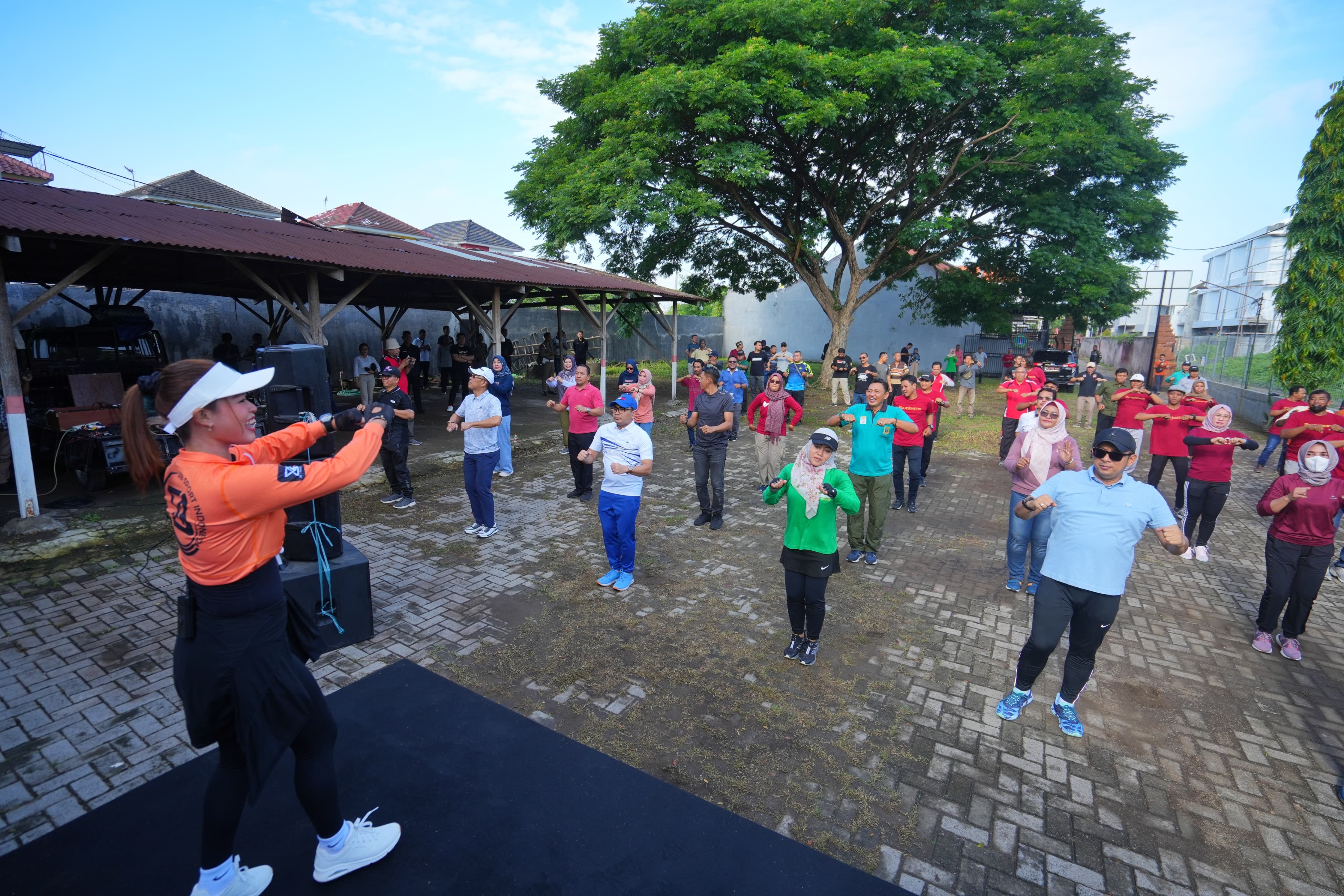 OLAHRAGA: Kegiatan senam sehat bersama Forkopimda Mojokerto Raya bersama anggota PWI Mojokerto dalam rangka memperingati HPN 2024, kemarin.