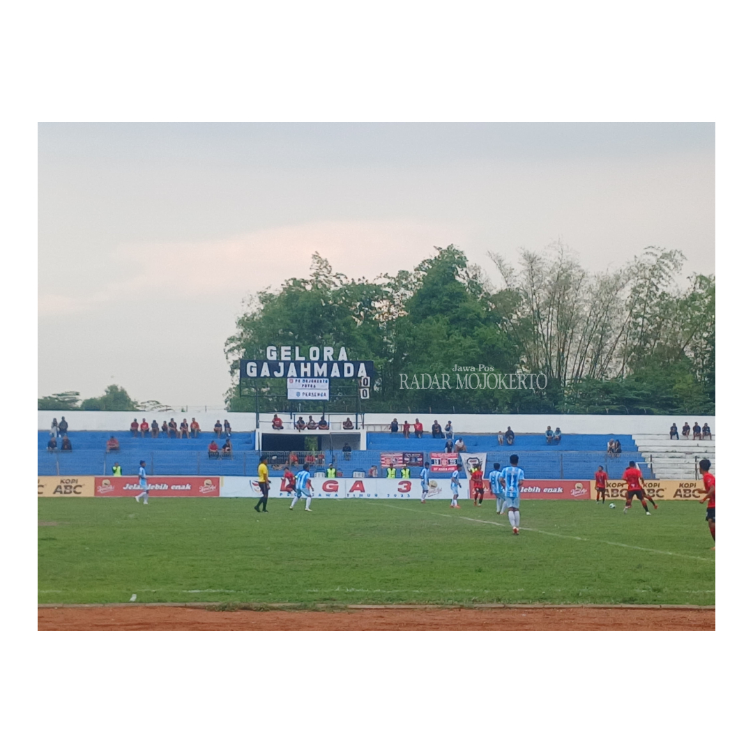 ARENA OLAHRAGA: Pertandingan sepak bola di Stadion Gajah Mada, Mojosari, berlangsung sepanjang tahun lalu dari event Porprov VIII sampai penyisihan grup Liga 3 Jatim.