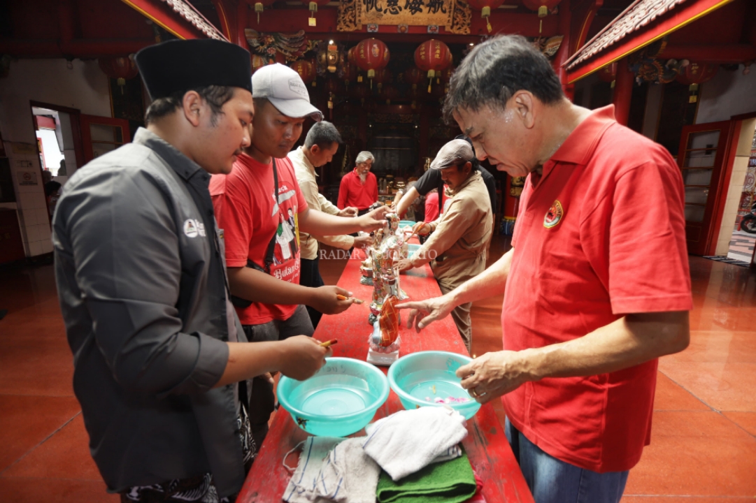 INTERAKSI: Kegiatan bersih-bersih patung dewa dewi di kelenteng Hok Sian Kiong, Kota Mojokerto diikuti komunitas lintas suku dan agama, Minggu (4/2).