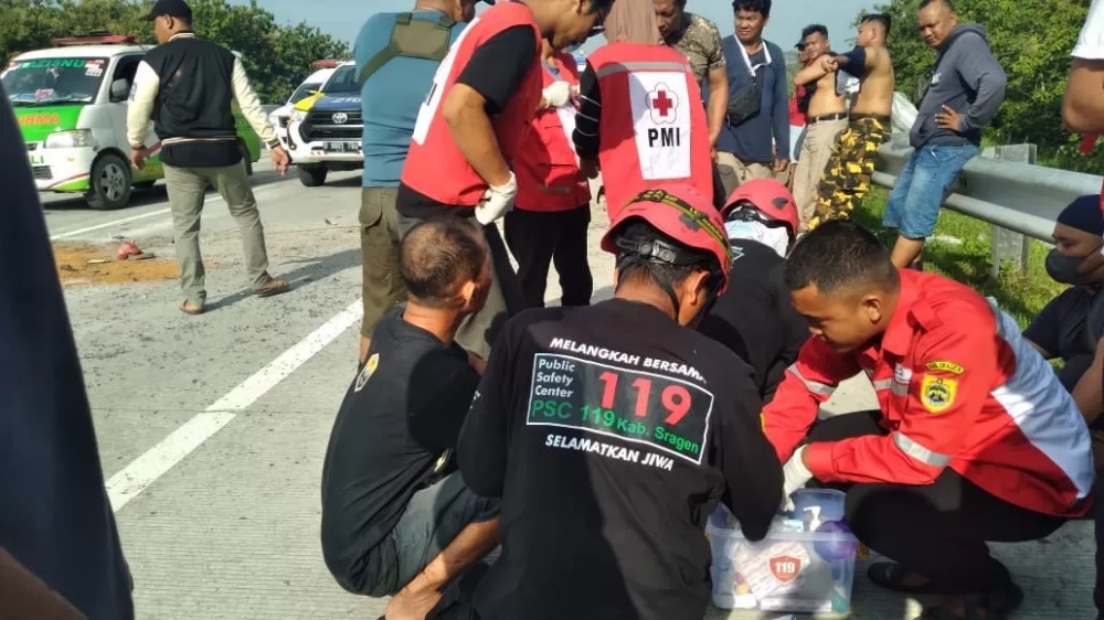 Petugas memberikan pertolongan kepada rombongan kader Partai Hanura yang terlibat kecelakaan di Tol Solo-Ngawi, Minggu (4/2/2024).