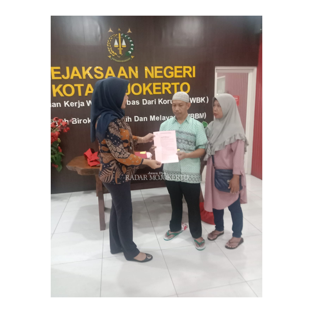 PROSES DAMAI: Jaksa Kejari Kota Mojokerto menyerahkan Surat Ketetapan Penghentian Penuntutan (SKP2) pada Sutomo, 50, untuk bebas dari bui dan kembali pulang.