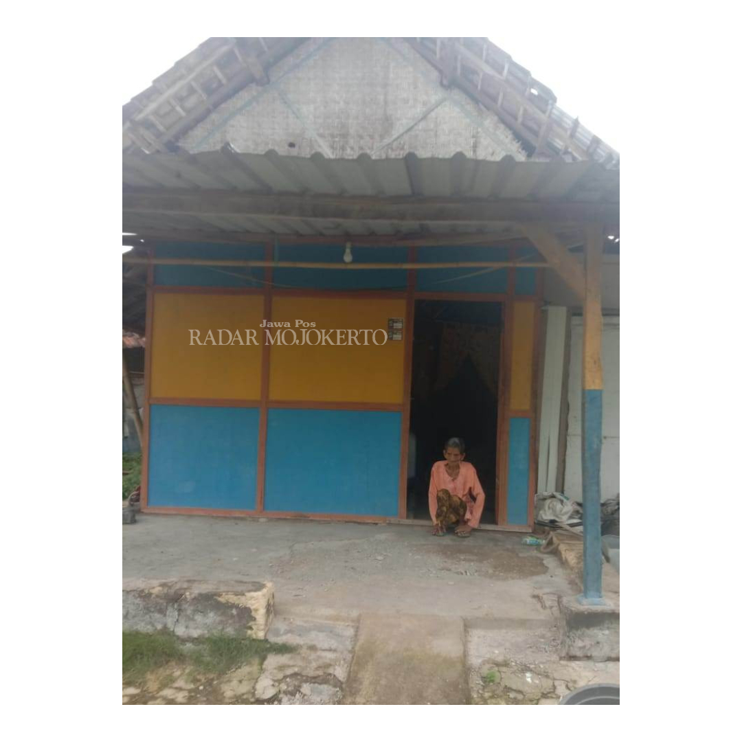GIGIT JARI: Seorang lansia sebatang kara di Desa Lakardowo, Kecamatan Jetis tidak dapat bantuan pangan beras dari pemerintah.