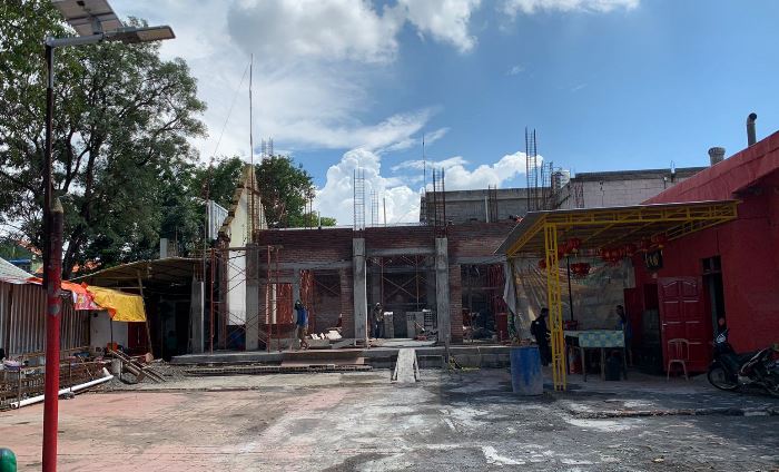 PROSES RENOVASI: Pekerja melakukan renovasi di Kelenteng Hiap Thian Kiong, Desa Seduri, Kecamatan Mojosari, Kabupaten Mojokerto. (foto: Helmy Mubarrok for Radar Mojokerto)