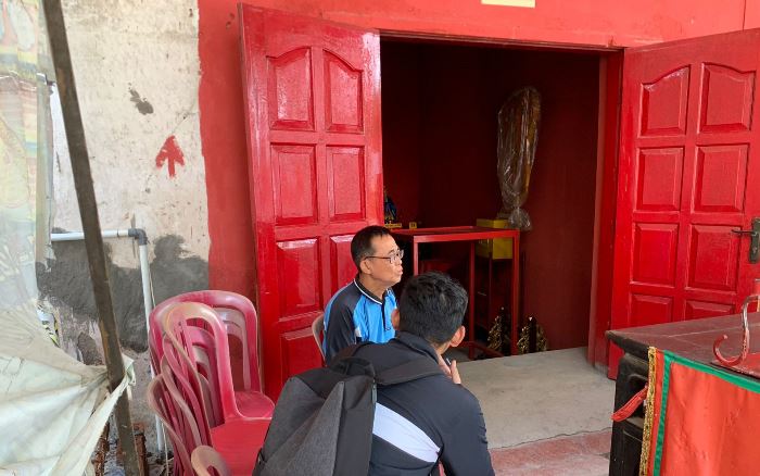 TETAP MERAYAKAN: Bangunan gudang yang sedianya dijadikan tempat peribadatan jemaat di Kelenteng Hiap Thian Kiong, Desa Seduri, Kecamatan Mojosari, Kabupaten Mojokerto. (foto: Helmy Mubarrok for Radar