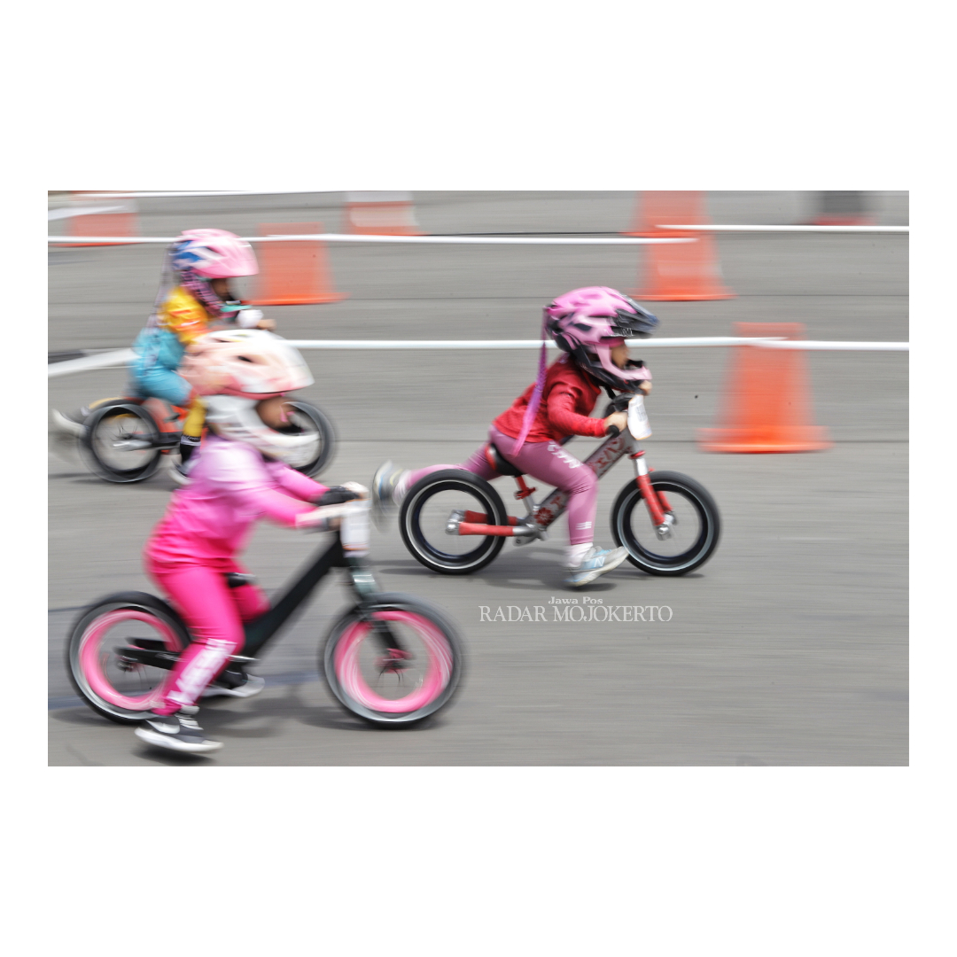 MERIAH: Anak-anak berlomba mendorong sepeda dalam kejuaraan pushbike di halaman Kantor Pemkab Mojokerto.