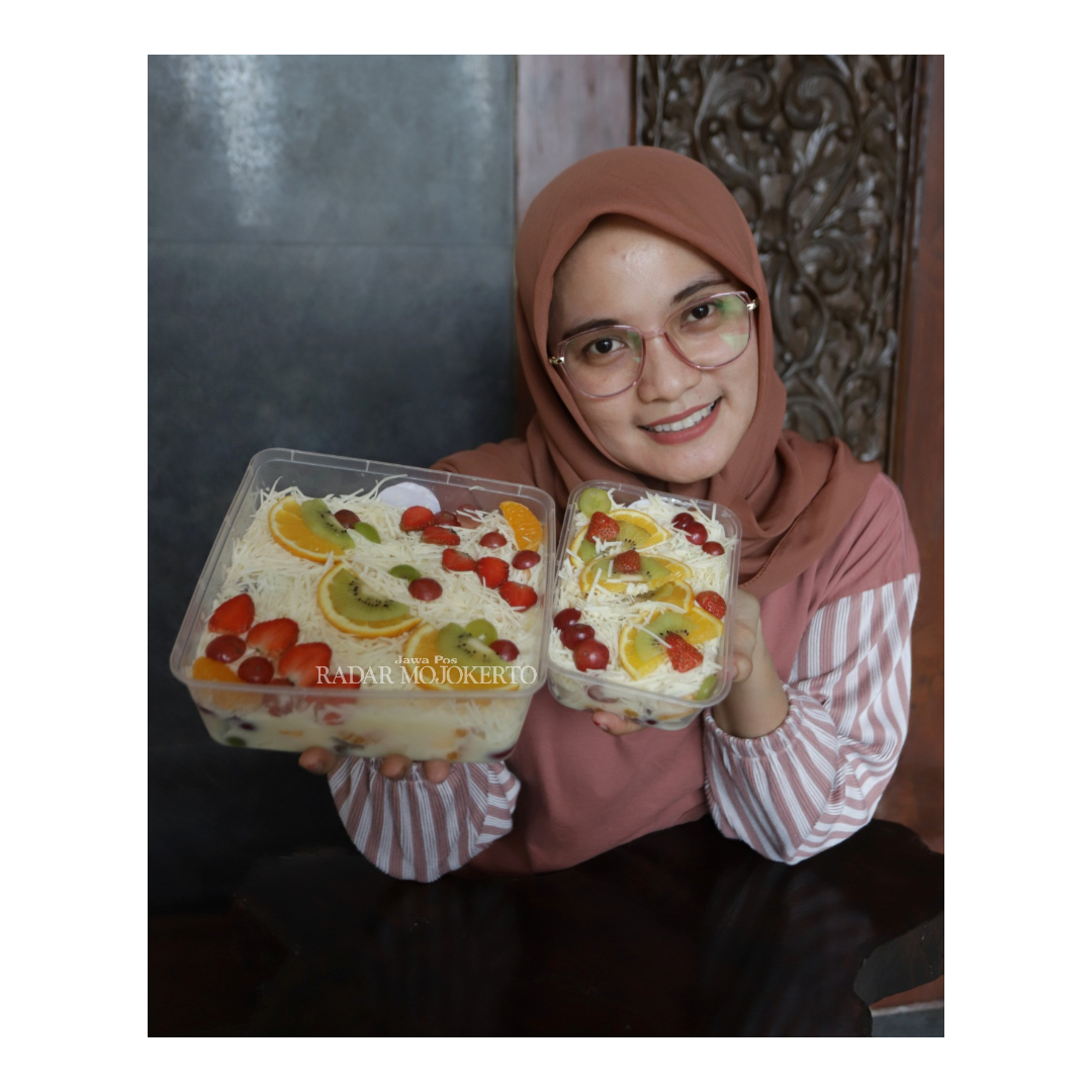 Model menunjukkan varian salad.